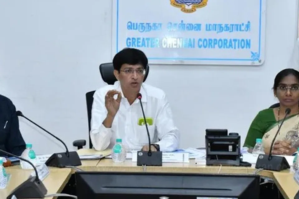 தமிழ்நாடு பிராணிகள் நலவாரியம் சார்பில் மெரினா கடற்கரையில் ஞாயிற்றுக்கிழமை நடைபெற்ற  செல்லப் பிராணிகளுக்கு வெறிநோய் தடுப்பூசி செலுத்தும் சிறப்பு முகாம் பங்கேற்ற மாநகராட்சி ஆணையர் ஜெ.ராதாகிருஷ்ணன் செய்தியாளர்களிடம் பேசினார்.