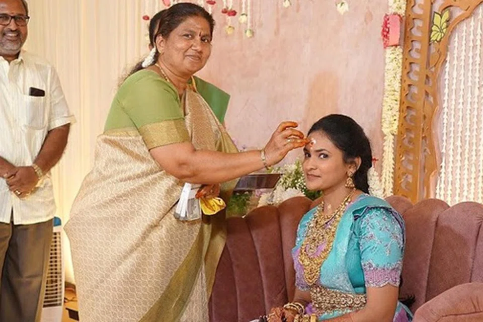 திருமணச் சடங்கின்போது ரிதன்யா, அவரது மாமியார்.