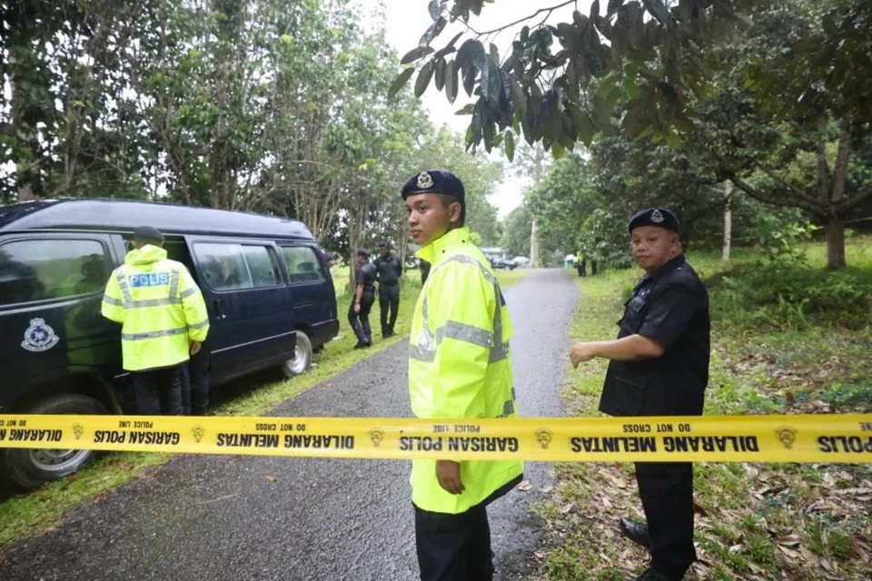 சிபிடாங் வட்டாரத்தில் உள்ள முஸ்லிம் இடுகாட்டில் புதைக்கப்பட்ட 13 வயது ஸாரா காய்ரினா மகாதீரின் உடல் பரிசோதனைக்காக எடுக்கப்பட்டது.