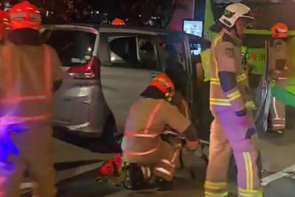 ஈசூனில் கார்-பேருந்து விபத்து; பெண் பயணி மரணம்