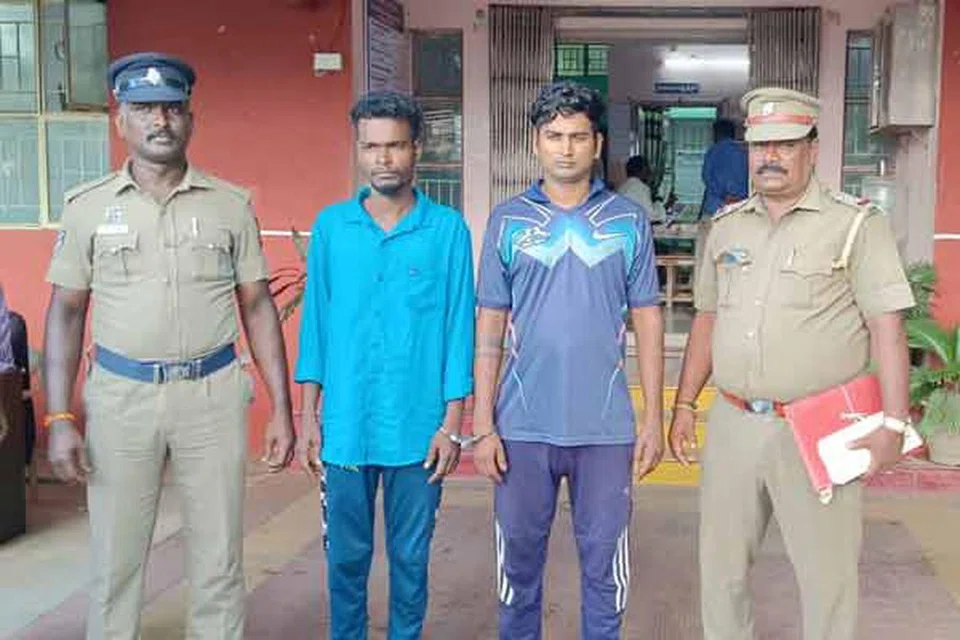 வயல்களில் நாட்டு வெடிகுண்டு வைத்ததாகக் கூறி, கைதுசெய்யப்பட்ட இளையர்கள்.