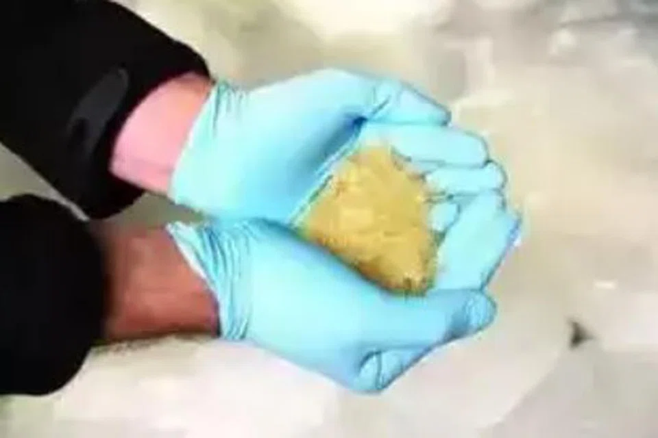 கைதானவர்களிடம் இருந்து 850 கிராம் கஞ்சா கைப்பற்றப்பட்டது.