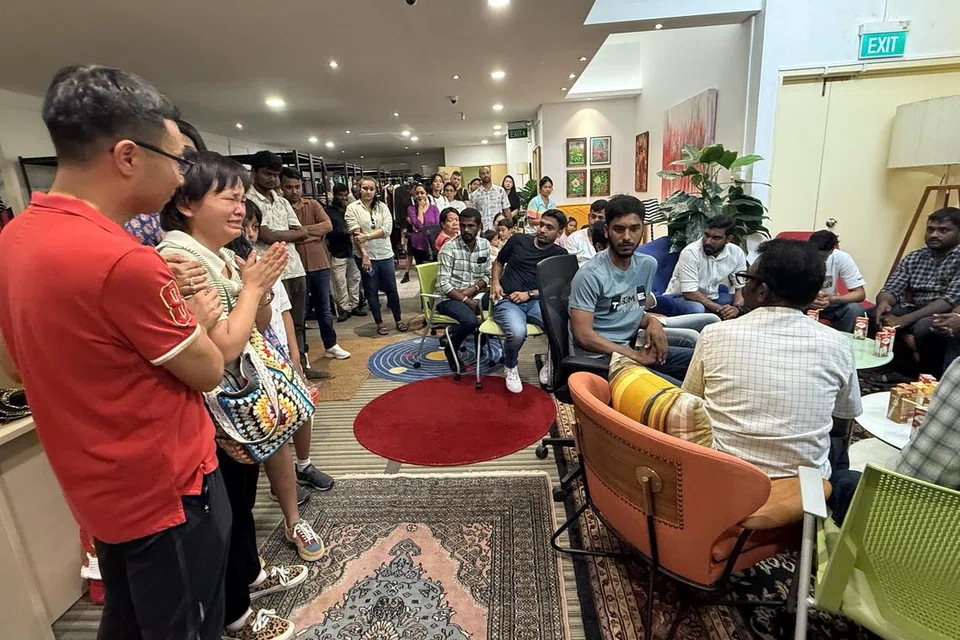 தன் ஆறு வயது மகளைக் காப்பாற்றிய வெளிநாட்டு ஊழியர்களுக்குத் தன் கணவருடன் நன்றிகூறிய லியூ லிங்.