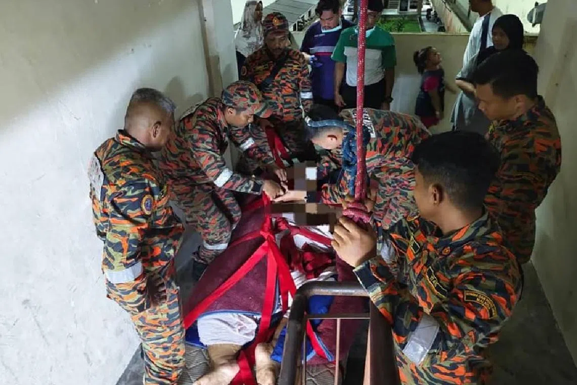 மூச்சுவிட சிரமப்பட்ட 200 கிலோ ஆடவரைத் தூக்கிச் சென்ற ஜோகூர் தீயணைப்பாளர்கள்