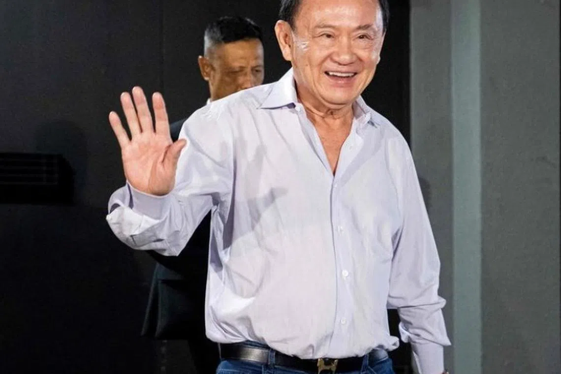 மருத்துவ சிகிச்சைக்காக சிங்கப்பூர் 
வந்தார் தக்‌சின் 