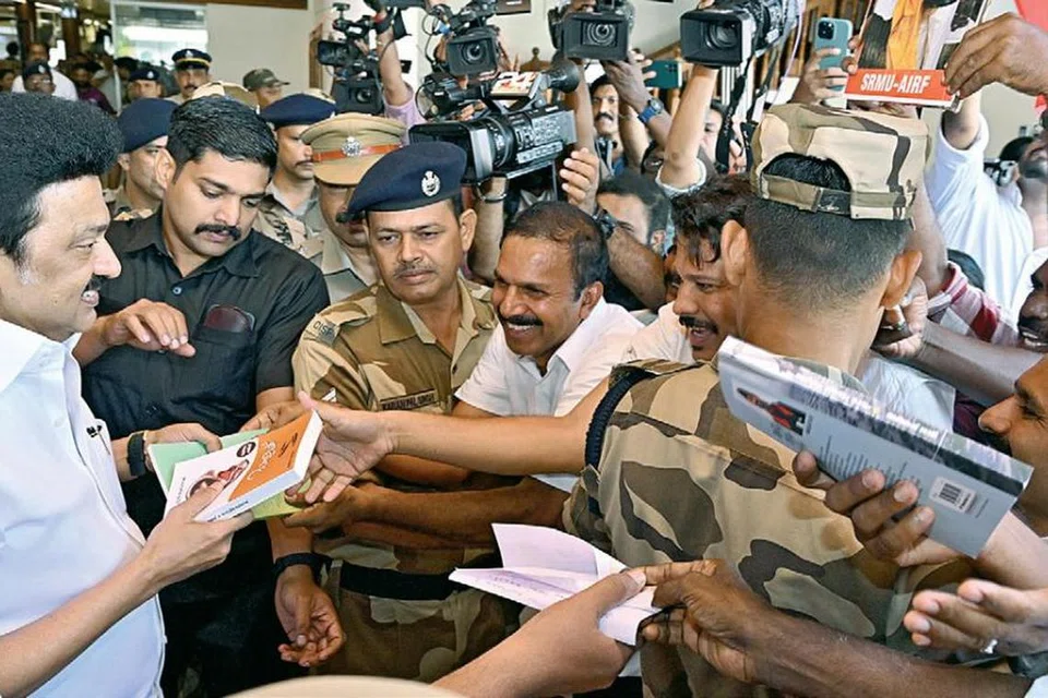 வைக்கம் போராட்டத்தின் நூற்றாண்டு நிறைவு விழாவில் பங்கேற்பதற்காக கேரளாவுக்கு சென்றுள்ள முதல்வர் மு.க.ஸ்டாலினுக்கு கொச்சி விமான நிலையத்தில் ஏராளமானோர் உற்சாக வரவேற்பு அளித்தனர்.