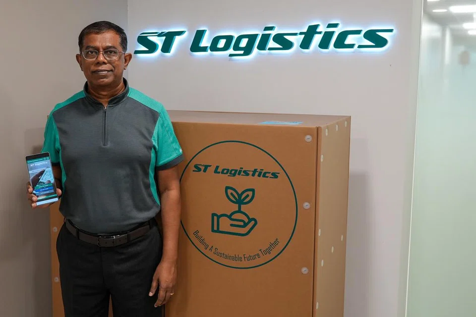 முதன்முறையாகப் பொதுத் தேர்தலில் பயன்படுத்தப்படும் ‘மாஜுலா’ செயலி, மறுசுழற்சி செய்யக்கூடிய ‘இகோ-கேஜ்’ ஆகியவற்றுடன் ‘எஸ்டி லாஜிஸ்டிக்ஸ்’ தலைமை நிர்வாகி லோகநாதன் ராமசாமி.