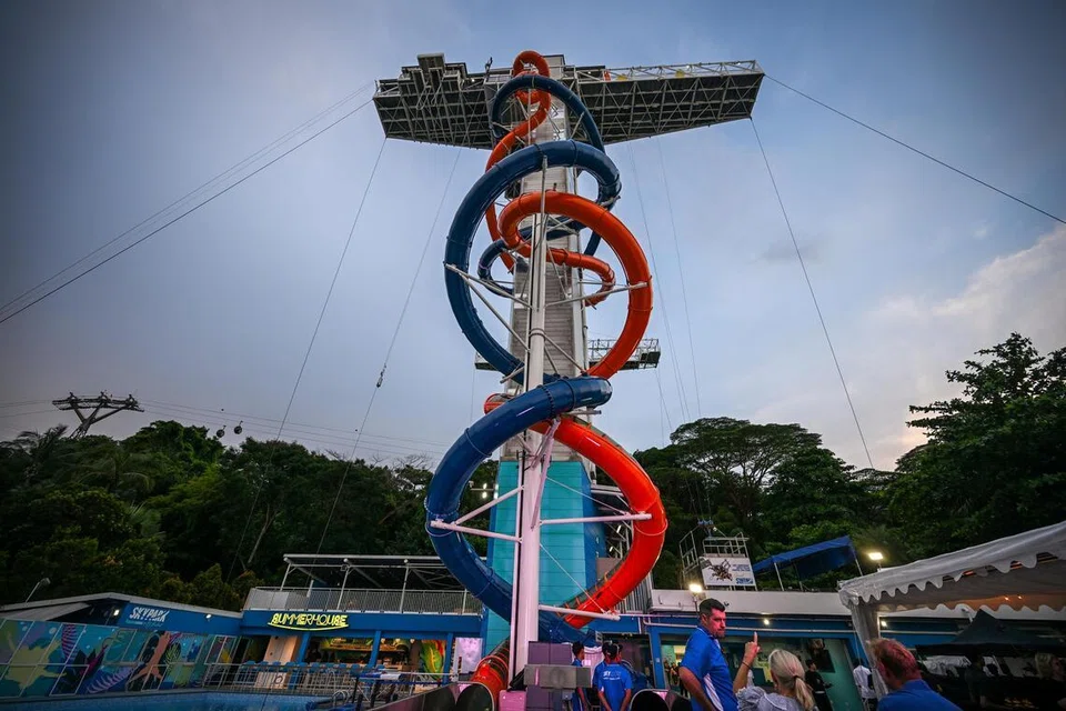 செந்தோசாவில் உள்ள தென்கிழக்கு ஆசியாவின் மிக உயரமான ‘ஸ்கைஸ்லைட்ஸ்’ (Skyslides). 