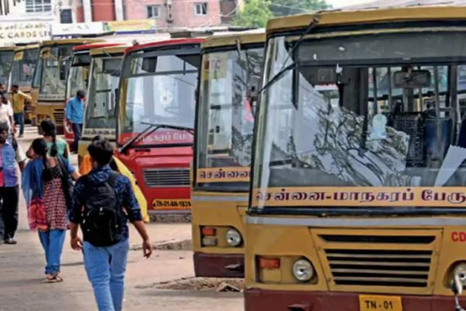 சென்னையைச் சேர்ந்த மூத்த குடிமக்களுக்கு அடுத்த 6 மாதம் பேருந்தில் இலவசமாக பயணம் செய்வதற்கான அட்டை வழங்கப்பட உள்ளது.