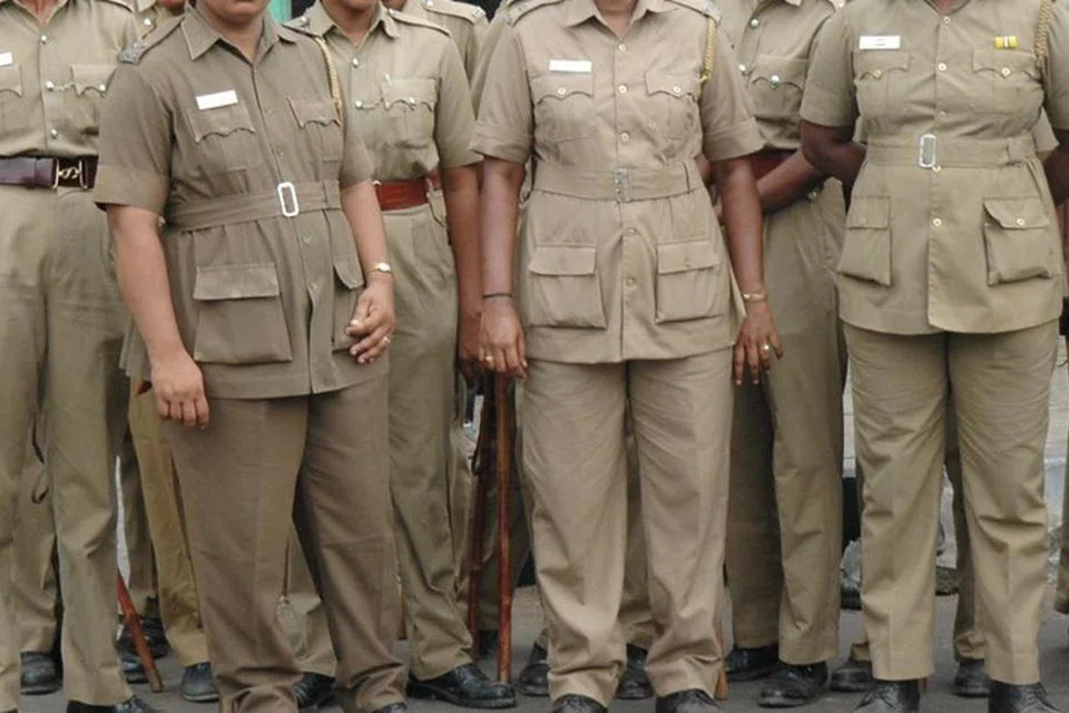 பெண் காவலர்கள்.