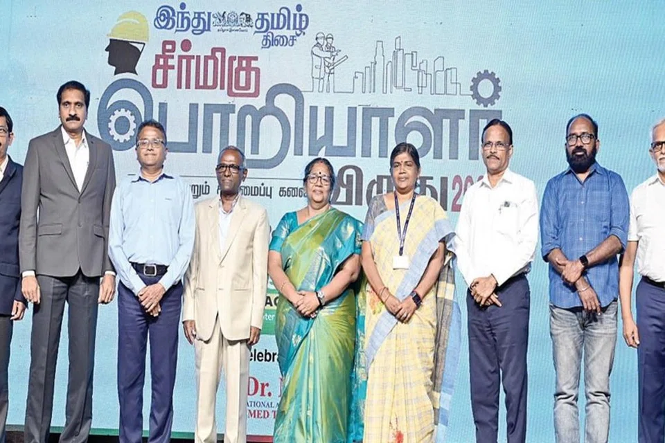 ‘இந்து தமிழ் திசை’யின் ‘சீர்மிகு பொறியாளர் விருதுகள்’ வழங்கும் நிகழ்ச்சியில் கலந்துகொண்ட ஆதரவாளர்கள், நடுவர்களுடன் இந்து தமிழ் திசையின் ஆசிரியர் கே.அசோகன் (வலமிருந்து இரண்டாவது), தலைமைச் செயல் அதிகாரி சங்கர் வி.சுப்ரமணியம் (வலக்கோடி).