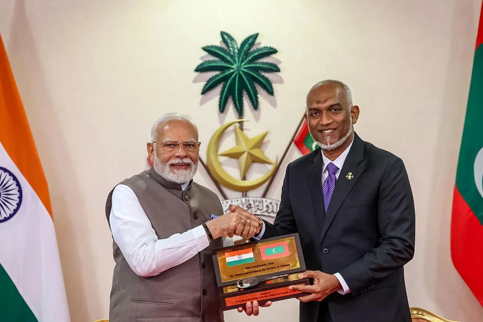 (இடது) இந்தியப் பிரதமர் நரேந்திர மோடி மாலத்தீவுக்கு இரண்டு நாள் அதிகாரத்துவ பயணம் மேற்கொண்டு மாலத்தீவு அதிபர் முகமது முய்சு (வலது) உள்ளிட்ட முக்கிய பிரமுகர்களைச் சந்தித்துப் பேசினார். 