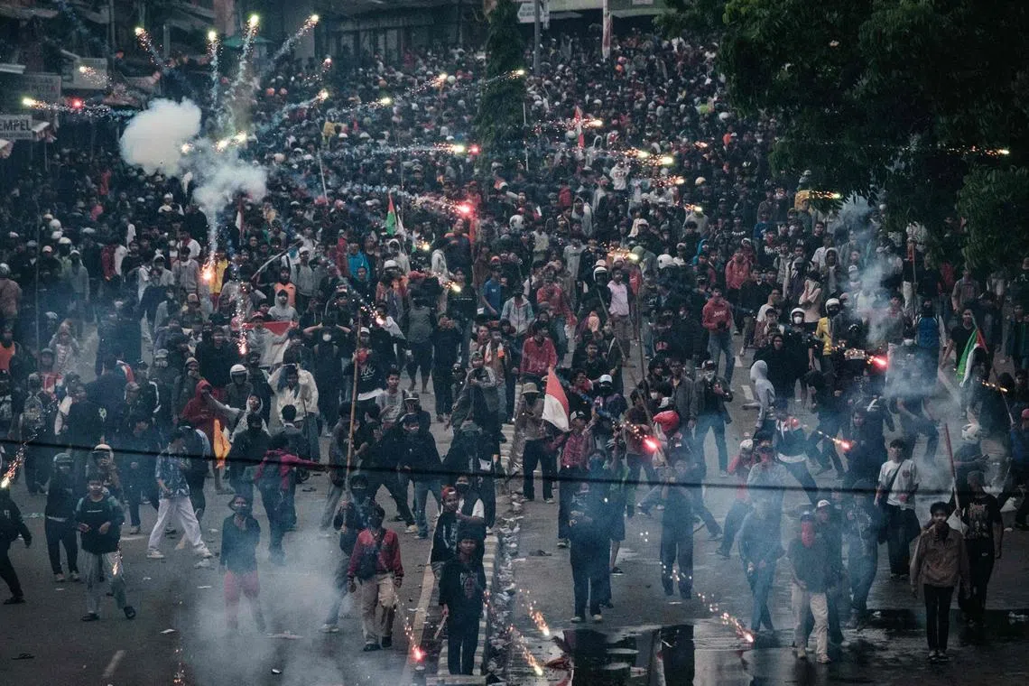 ஆர்ப்பாட்டத்தில் மாண்ட ஓட்டுநர்: அமைதிகாக்கும்படி கேட்ட அதிபர்