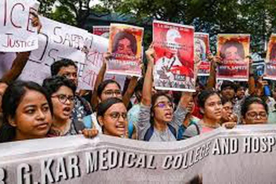 மருத்துவமனைகளில் மருத்துவர்களுக்குப் பாதுகாப்பான சூழலை ஏற்படுத்துதல், அதற்கான பிரதிநிதிகளை முறையாகத் தேர்வு செய்தல், பணிக்குழு அமைத்தல் உட்பட 10 கோரிக்கைகளை பயிற்சி மருத்துவர்கள் முன்வைத்துள்ளனர். 