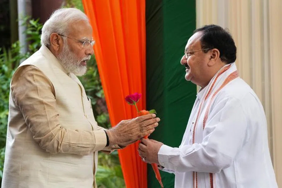 பிரதமர் மோடியை வரவேற்க விமான நிலையம் சென்ற தலைவர்கள், திடீரென அவர் இப்படிக் கேட்டதும் திடுக்கிட்டனர். 