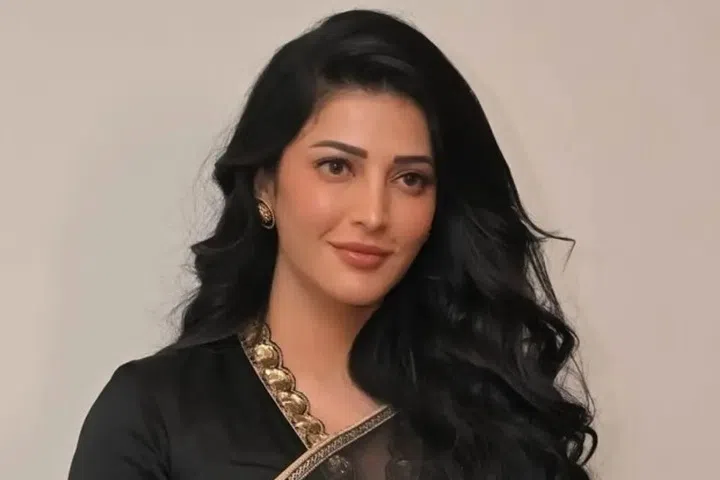 சிறுவனுடன் செல்ஃபி: ஷ்ருதிக்கு குவியும் பாராட்டு