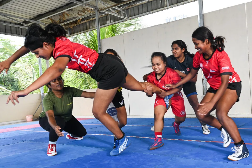 முதன்முறையாகத் தென்கிழக்காசிய விளையாட்டுகளில் பங்கேற்கவுள்ள பெண்கள் கபடி அணி. மலாய்ப் பெண்மணி புத்ரி (நடுவில்) அணியில், தமிழர் அல்லாத ஒரே நபர்.