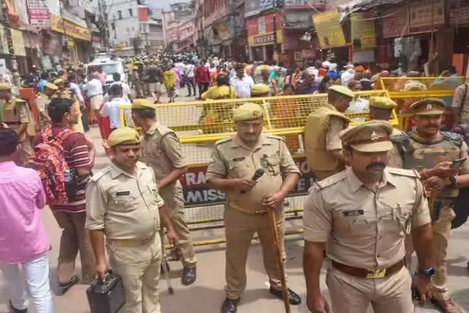 வாரணாசியில் உள்ள காசி விஸ்வநாதர் கோயிலை ஒட்டியுள்ள கியான்வாபி பள்ளிவாசலில் தொல்லியல் துறையினர் ஆய்வு நடத்தி வருவதால் அப்பகுதியில் பாதுகாப்பு பலப்படுத்தப்பட்டுள்ளது.