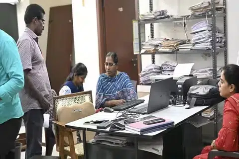பண்டிகைக் காலங்களில் அரசு அலுவலகங்களில் அன்பளிப்பு என்ற பெயரில் லஞ்சப் பணம் பரிமாறப்படுவதைத் தடுக்கவே இந்த ‘தீபாவளிச் சோதனை நடவடிக்கை’ மேற்கொள்ளப்பட்டதாக அதிகாரிகள் தரப்பில் தெரிவிக்கப்பட்டுள்ளது.