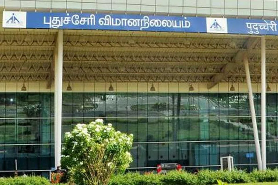 புதுவை விமான நிலையம்.