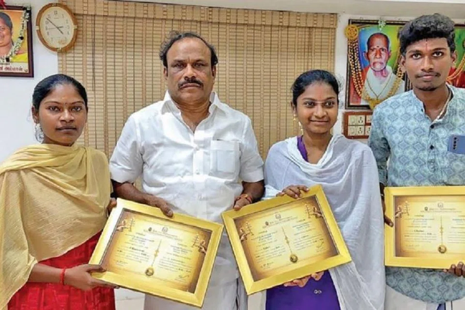 ரம்யா, கிருஷ்ணவேணி, முத்துவேல் ஆகியோர் தொழிலாளர் நலன் மற்றும் திறன் மேம்பாட்டு துறை அமைச்சர் சி.வெ.கணேசனை நேரில் சந்தித்து வாழ்த்துப் பெற்றனர்.