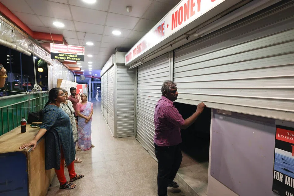 ஹாலந்து வில்லேஜில் லோரோங் லிப்புட் சாலையில் ‘தம்பி’ சஞ்சிகையின் கதவை ஞாயிறு இரவு 9.20 அளவில் கனத்த மனத்துடன் இழுத்து மூடினார் அதன் உரிமையாளர் பெரியதம்பி செந்தில்முருகன். அருகில் வேதனையுடன் அவரது குடும்பத்தினர். 