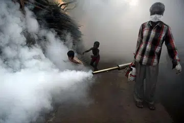 மாநிலம் முழுவதும் கொசு மருந்து அடிக்கும் நடவடிக்கை விரைவில் வேகமெடுக்கும் எனத் தெரிகிறது.