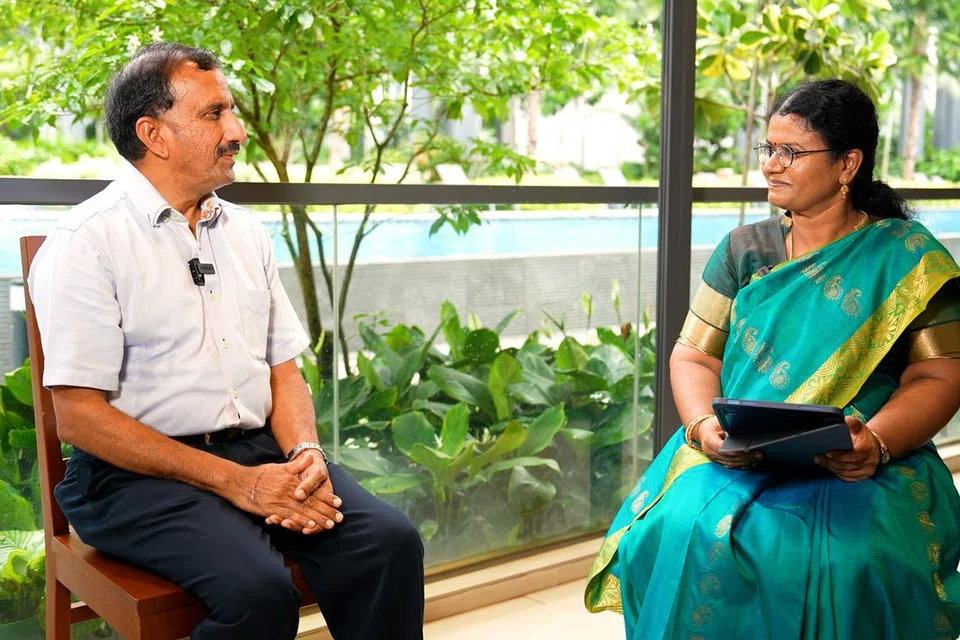 சித்திரக்கவிதையை எப்படி வாசிக்க வேண்டும் என்று உதவும் வகையில் ஒவ்வோர் எழுத்துக்கும் எண்களை உதவிக் குறிப்பாக வழங்குவது இக்குவனம் ஐயாவின் வழக்கம் என்று கூறிய டாக்டர் இ.சுவாமிநாதன் (இடம்), தமிழ் முரசின் உதவி ஆசிரியர் கலைச்செல்வி வைத்தியநாதன்.