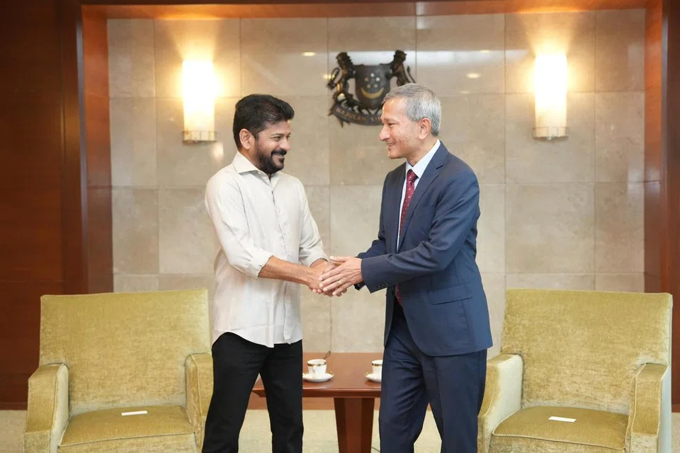 சிங்கப்பூருக்கு தனது முதல் அதிகாரபூர்வப் பயணத்தை மேற்கொண்ட தெலுங்கானா முதலமைச்சர் ரேவந்த் ரெட்டி, தமது பயணத்தின் முக்கிய அங்கமாக சிங்கப்பூர் வெளியுறவு அமைச்சர் விவியன் பாலகிருஷ்ணனைச் சந்தித்தார்.