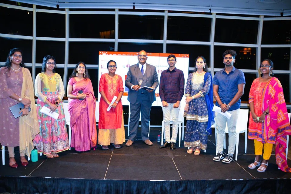 கருத்தரங்கில் உரையாற்றியவர்கள் (இடமிருந்து வலம்) செல்வி யாழினி கமலக்கண்ணன், செல்வி தன்மதி பன்னீர்செல்வம், செல்வி கிருஷ்மிதா ஷிவ் ராம், செல்வி சௌமியா திருமேனி, திரு. எஸ்.என். வி. நாராயணன், திரு. கவின் சசிகுமார், செல்வி அருணா கந்தசாமி, திரு. யுகேஷ் கண்ணன், செல்வி பாவை சிவக்குமார்.
