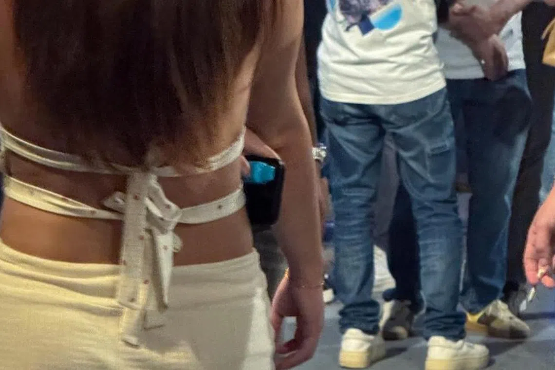 இரவுநேர பொழுதுபோக்கு வட்டாரங்களில் தொடரும் மின்சிகரெட் பழக்கம்