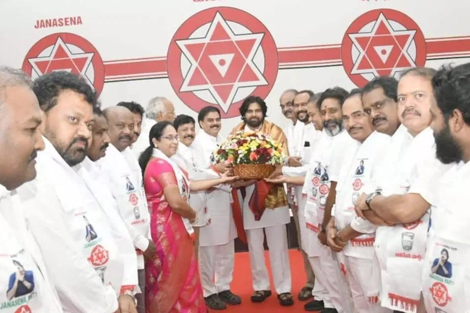 ஆந்திரப் பிரதேச மாநிலத்தின் ஜனசேனா சட்டமன்றக் குழுத் தலைவராகத் தேர்ந்தெடுக்கப்பட்டுள்ள பவன் கல்யாண். 