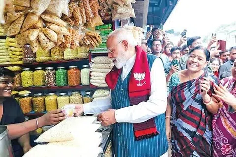 விக்ரம் சாவோ என்பவர் பிரதமர் மோடிக்கு மசாலா பொரி, வெங்காயம், மிளகாய், எண்ணெய் ஆகியவை கலந்த பேல்பூரி செய்து கொடுத்தார்.