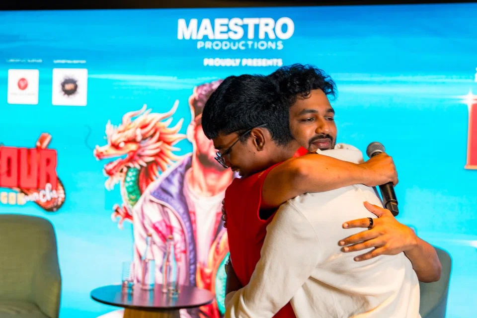 ரசிகர் ஒருவரைக் கட்டி அணைத்துக்‌கொண்ட ‘ஹிப்ஹாப்’ தமிழா ஆதி.