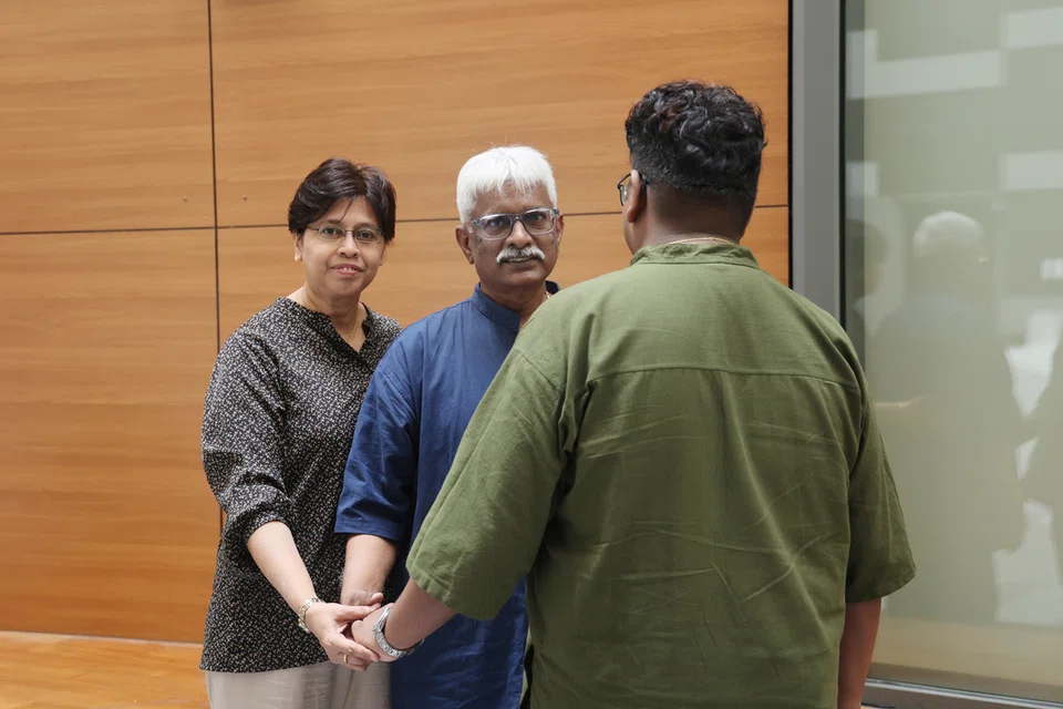 ரவி ஒருமாதக் குழந்தையாக இருந்ததுமுதல் தங்கள் இல்லத்திலும் உள்ளத்திலும் இடம் தந்து அவரை வளர்த்துவரும் ஆட்ரி - ராஜீவ் இணையர். 