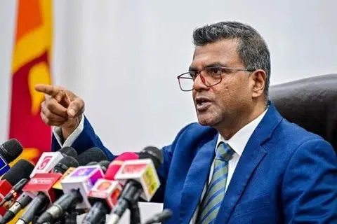 செய்தியாளர்களிடம் பேசிய இலங்கை நிதி அமைச்சின் செயலாளர் ஹர்ஷன சூரியப்பெரும.