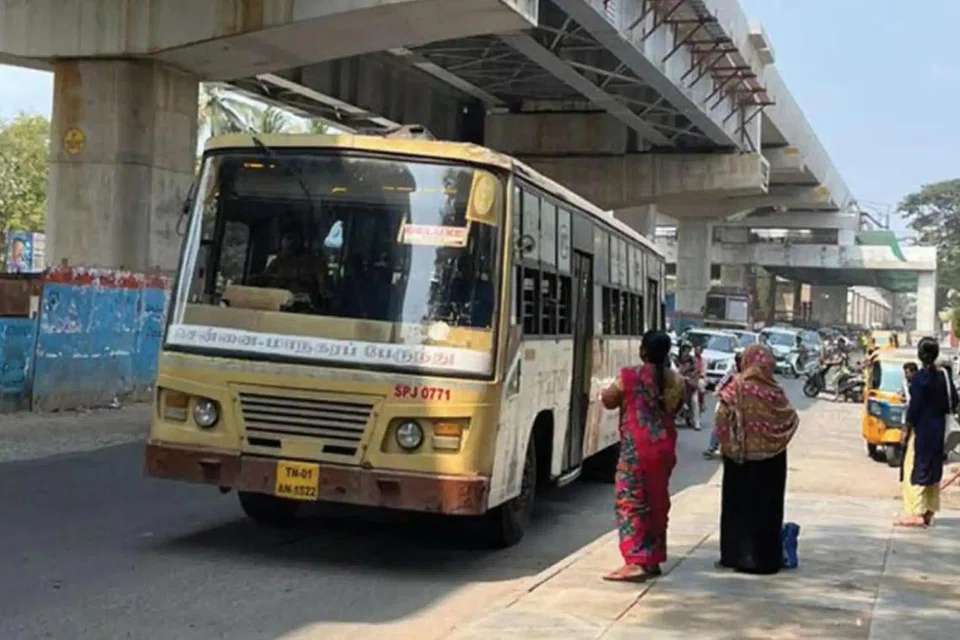 போக்குவரத்து விளக்கு, மேம்பாலங்களுக்கு அருகே உள்ள நிறுத்தங்களை 100 மீட்டர் தள்ளி அமைக்க நடவடிக்கை எடுக்க உள்ளது.