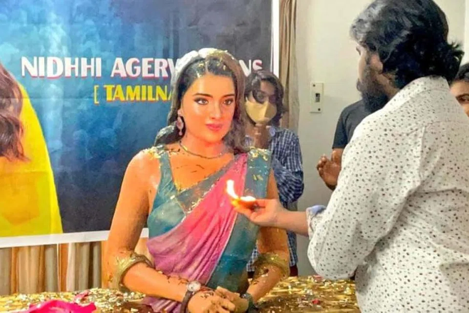 நிதி அகர்வால் கோவிலில் பூசை.