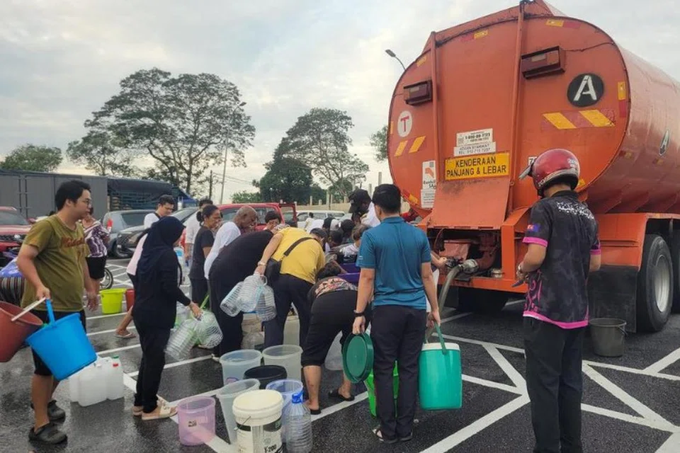 ஜோகூர் பாருவில் உள்ள பெர்லிங் சந்தைக்கு அருகில் நீர் லாரியிலிருந்து தண்ணீர் எடுக்கும் குடியிருப்பாளர்கள்.