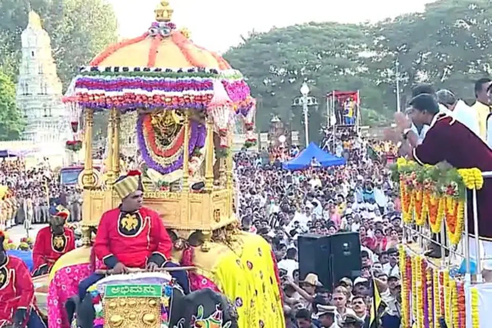 மைசூரு தசரா விழாவின் இறுதி நாளான செவ்வாய்க்கிழமை யானை ஊர்வலத்தின்போது 750 கிலோ எடையுள்ள தங்க அம்பாரியை அபிமன்யூ என்ற யானை சுமந்து சென்றது.