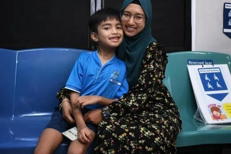 ரயில் நிலையங்களில் ஒலிக்கும் 8 வயது சிறுவனின் குரல்