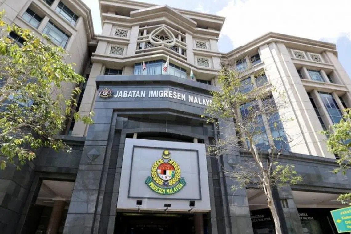 நிரந்தரவாச விண்ணப்பம்: மலேசியர்களை மணந்த வெளிநாட்டவர்களுக்கான காத்திருப்புக் காலம் குறைப்பு
