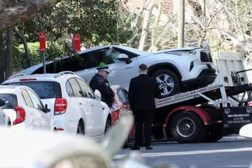 துணைத் தூதரகத்திற்குள் புகுந்த காரை அப்புறப்படுத்தும் ஆஸ்திரேலிய அதிகாரிகள்.