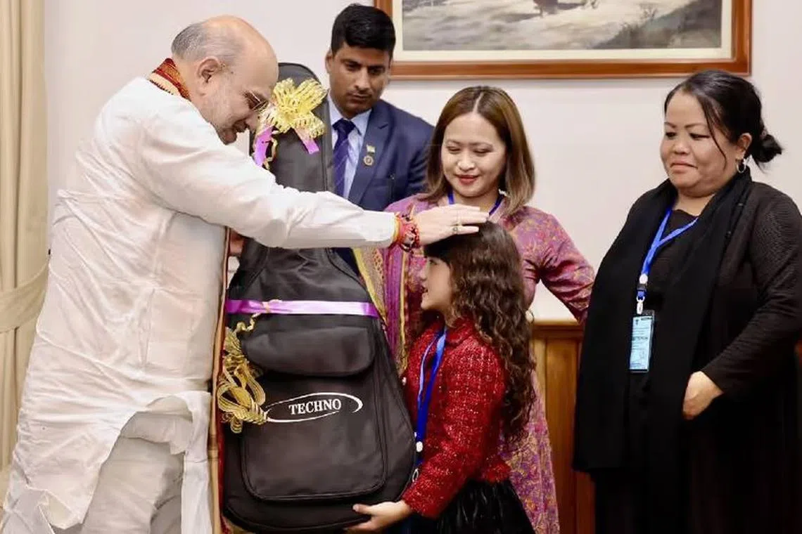 ஏழு வயது பாடல் நட்சத்திரத்துக்கு அமித்‌ஷாவின் கித்தார் அன்பளிப்பு