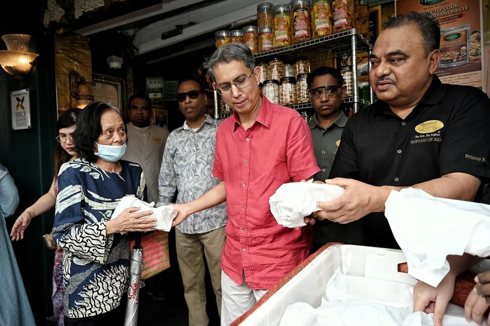 ‘இஸ்லாமிக்’ உணவகத்தின் 105வது ஆண்டுநிறைவையொட்டி, 3,105 கோழி பிரியாணிப் பொட்டலங்கள் இலவசமாக விநியோகிக்கப்பட்டன.
