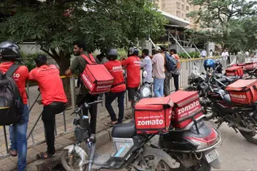 இனி உணவு விநியோகிக்கும் ஊழியர் ஒருவர் மரணமடைந்தால், ஐந்து லட்சம் ரூபாய் இழப்பீடு வழங்கப்படும்.