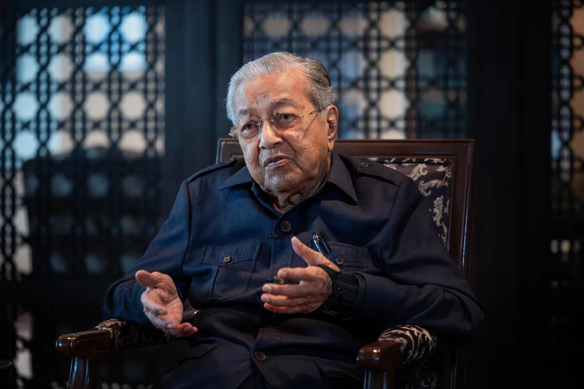 வெளிநாட்டில் மகாதீருக்குச் சொத்து; மலேசிய ஊழல் தடுப்பு ஆணையம் விசாரணை