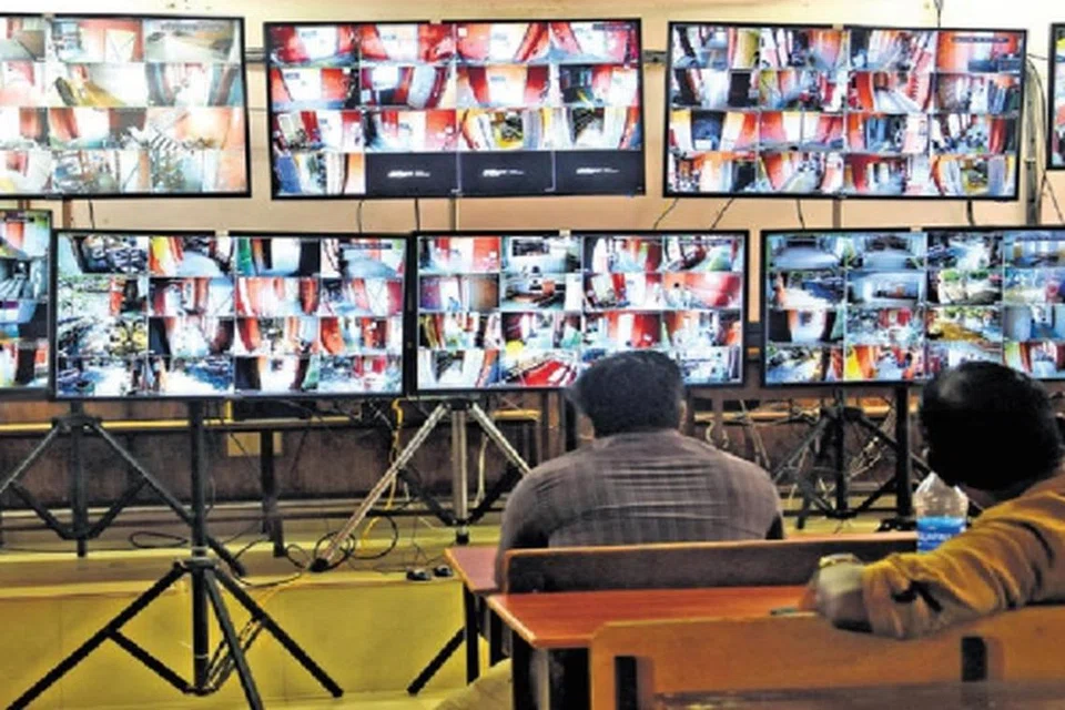 அண்ணா பல்கலைக்கழகத்தில் சிசிடிவி கேமராக்களைக் கண்காணிக்கின்றனர். 