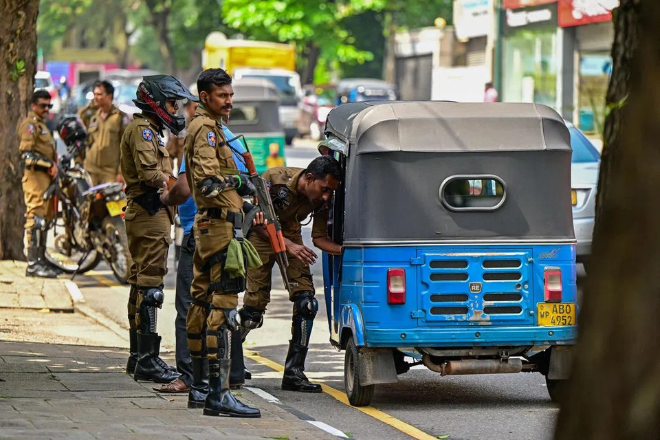 அதிபர் தேர்தலை முன்னிட்டு, வாகனச் சோதனையில் ஈடுபட்டுள்ள காவல்துறை  அதிரடிப்படையினர்.