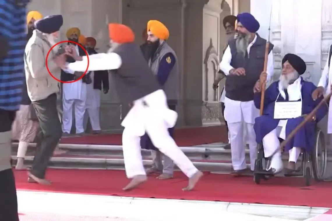 பஞ்சாப் முன்னாள் முதல்வர் சுக்பீர் சிங் பாதல்மீது துப்பாக்கிச்சூடு